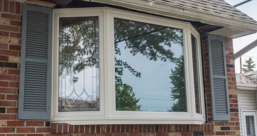 A picture of a bay window featuring vinyp replacement windos
